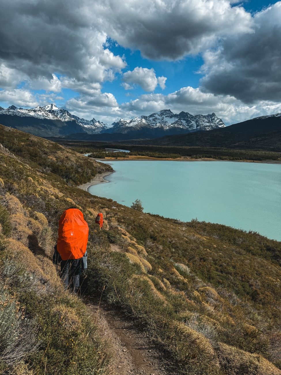 Fotógrafo contemplando el lago en la Patagonia