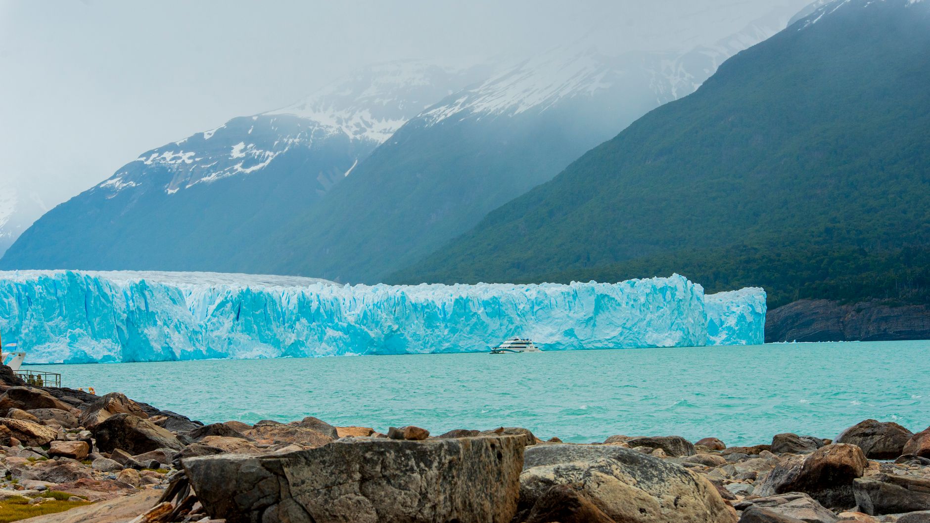 Pared frontal del Glaciar Perito Moreno con bloques de hielo