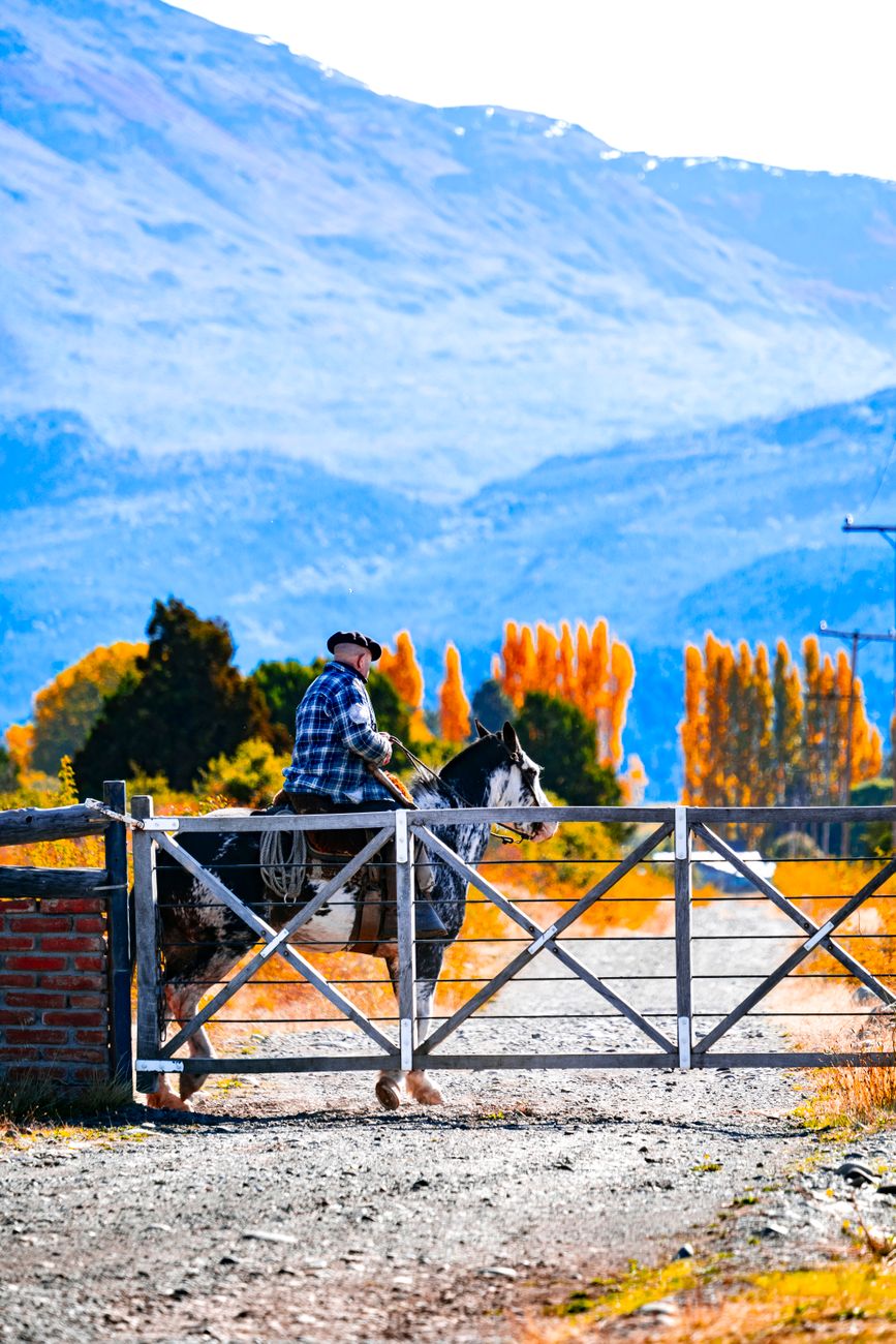 Cabalgata en la estepa patagónica