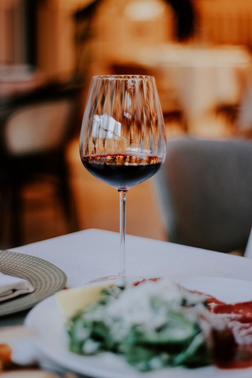 Mesa servida con gastronomía y vino de autor