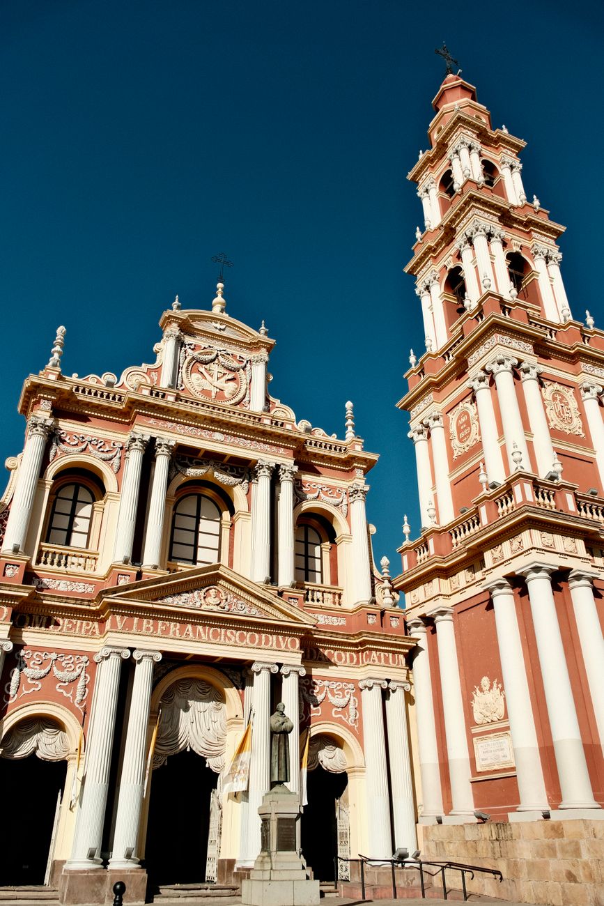 Plaza y calles con arquitectura en Salta